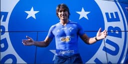 Marcelo Moreno chegou com a camisa do Cruzeiro pintada no corpo ao invés da tradicional ação de vestir o uniforme