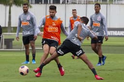 Davó (ao fundo) será uma das opções do técnico Tiago Nunes no banco de reservas