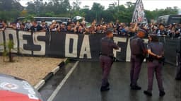 Torcidas organizadas do Corinthians fizeram protesto no CT nesta quarta&nbsp;