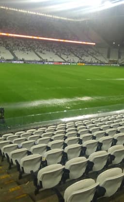 Situação do gramado da Arena Corinthians no intervalo da partida contra o Santo André