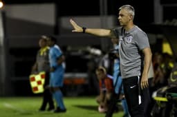 Tiago Nunes está em uma situação cada vez mais complicada no Corinthians