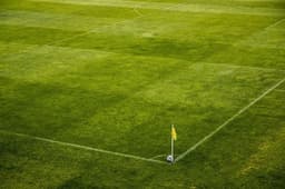 Bola em campo de futebol vazio