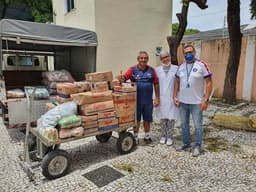 Doação de alimentos feita pelo Fortaleza