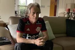 Jorge Jesus, em sua casa, vestindo a camisa do Flamengo