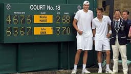 John Isner, Mohamed Layhani e Nicolas Mahut no início da partida que duraria 3 dias em Wimbledon
