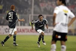 Cleiton Xavier celebra gol contra o Colo-Colo na Libertadores de 2009 (Foto: Divulgação)