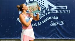 Beatriz Haddad Maia beija troféu de ITF de Santarém
