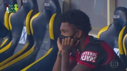 Vitinho Flamengo emocionado olhando o campo