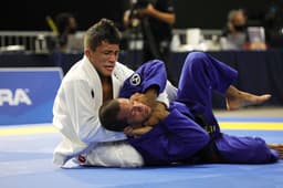 Lucas Pinheiro derrotou três oponentes para faturar o ouro inédito (Foto: divulgação Atos Jiu-Jitsu)