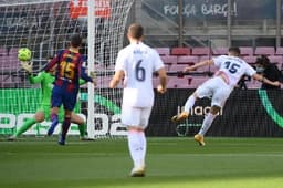 Valverde marca no duelo entre Barcelona e Real Madrid
