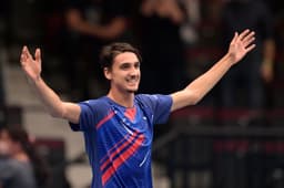 Lorenzo Sonego celebra vitória sobre Novak Djokovic