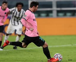 Messi batendo pênalti em Juventus x Barcelona