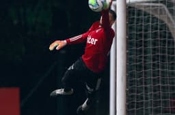 Goleiro Tiago Volpi em a missão de parar o poderoso ataque do Flamengo