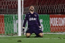 Tiago Volpi é o primeiro goleiro a se firmar na meta são-paulina após a aposentadoria de Rogério Ceni