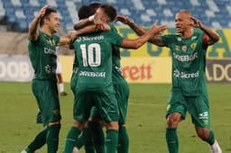 Jogadores do Cuiabá comemoram gol sobre o Avaí