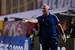 Felipão conseguiu manter estável o ambiente do Cruzeiro, mesmo com salários atrasados