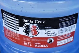 Água mineral com a marca do Santa Cruz