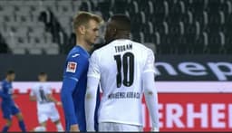 Marcus Thuram, do Borussia Mönchengladbach, cuspindo em Stefan Posch, do Hoffenheim