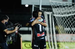 Jogadores do Operário-PR comemoram gol na Série B