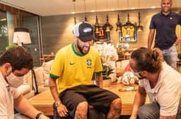 Neymar - Moldes para calçada da fama do Maracanã