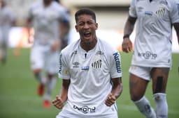 Bruno Marques comemora gol contra o Botafogo