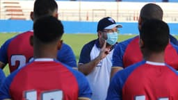Enderson Moreira comanda treino