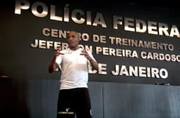 Anderson Silva dá curso para agentes da Polícia