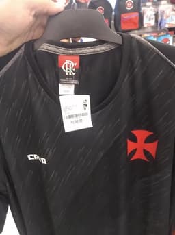 'União Flasco' camisa do vasco com etiqueta do Flamengo
