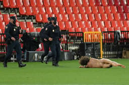 Homem invade o gramado pelado e paralisa jogo entre Granada e Manchester United