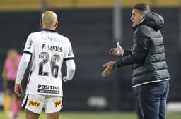 Peñarol x Corinthians - Fábio Santos e Mancini