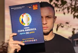 Everton Cebolinha divulgando o álbum da Copa América