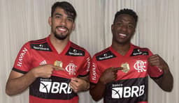 Lucas Paquetá e Vini Jr posam com camisas do Flamengo na Granja Comary