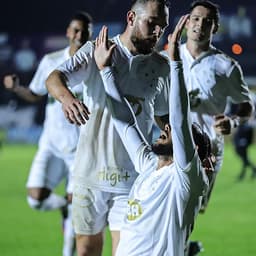 Felipe Augusto marcou o único gol celeste no revés para o time paranaense