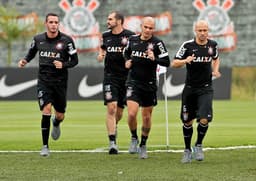 Renato Augusto, Danilo, Fabio Santos e Alessandro - Treino Corinthians 2013
