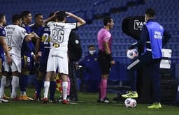 O periódico argentino  questionou a pressão que Nacho teria feito ao  árbitro Andres Rojas durante a revisão do gol de Diego González