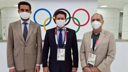 João Roma (ao centro) com o embaixador do Brasil no Japão, Eduardo Saboia (esq.), e o presidente do COB, Paulo Wanderley (Foto: Germano Bona/Min. Cidadania)
