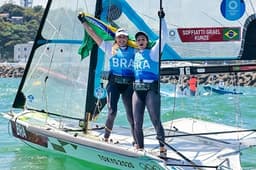 Martine e Kahena celebram o bicampeonato olímpico em Tóquio (Foto: Sailing Energy/World Sailing)