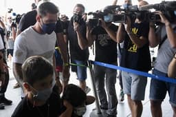 Messi com a família no aeroporto de Barcelona