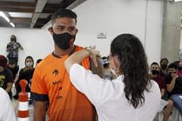 O sub-20  do Coimbra esteve na "virada da vacina" que durou 24h em Contagem