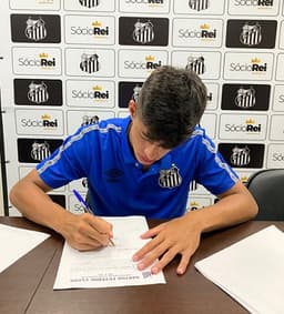 Eduardo Pereira assina com o sub-17 do Santos
