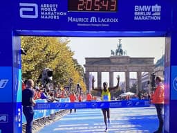 Guye Adola comemora a vitória na Maratona de Berlim. (Reprodução Sportv)