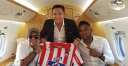 (Esq. a dir.) Alejandro Char, Juan Pablo Pachón e Borja com a camisa do Junior Barranquilla