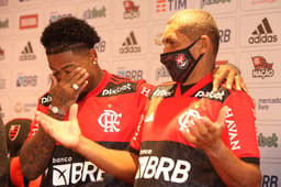 Marinho e seu pai na apresentação no Flamengo