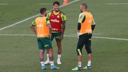 Gustavo Gómez conversa com Zé Rafael e Weverton durante treino do Palmeiras
