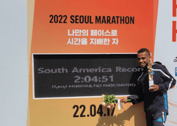 Daniel Nascimento com o novo recorde sul-americano de maratona estampado no placar da Maratona de Seul. (Arquivo pessoal)