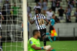 Mendonza comemorando gol do Ceará