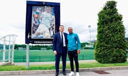 Fernandinho vira mosaico e ganha “campo” no CT do Manchester City