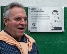 Abel Braga recebe placa no CT do Fluminense