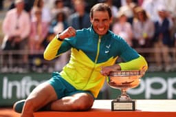 Rafael Nadal com troféu de Roland Garros