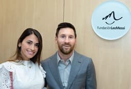 Messi e esposa - clinica de combate ao câncer infantil